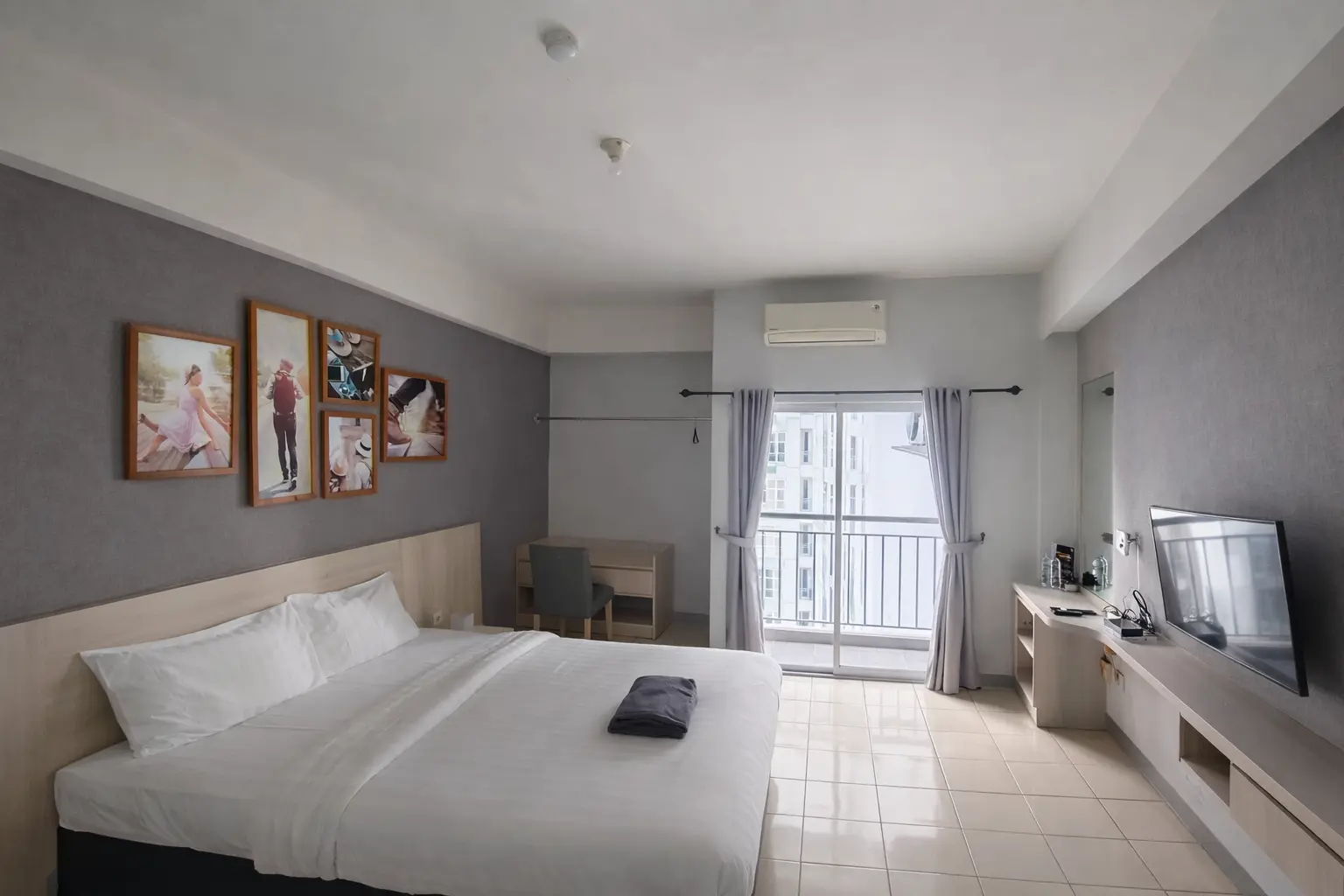 Queen bed at Expressia Stay BSD