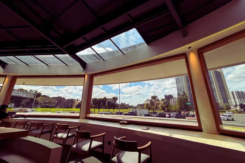 Salah satu sudut cafe Hygge yang langsung menghadap ke view CBD BSD